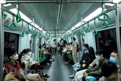 Nhiều hành khách đã lựa chọn đường sắt đô thị Cát Linh-Hà Đông làm phương tiện đi lại. (Ảnh: Huy Hùng/Vietnam+)