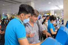 Vietnam Airlines Group đã phối hợp với các sân bay trên toàn quốc tăng cường quầy thủ tục, nhân sự mặt đất phục vụ hành khách. (Ảnh: CTV/Vietnam+)