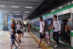 Phát triển mạng lưới đường sắt đô thị được xem là xương sống của vận tải hành khách công cộng. (Ảnh: Việt Hùng/Vietnam+)
