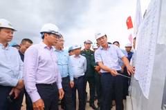 Bộ trưởng Bộ Giao thông Vận tải Nguyễn Văn Thắng kiểm tra thi công tuyến cao tốc đoạn Vĩnh Hảo-Phan Thiết với chiều dài 100km. (Ảnh: Việt Hùng/Vietnam+)