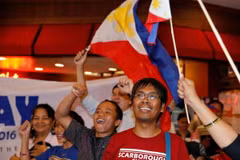 Các nhà hoạt động Philippines mừng rơi nước mắt sau phán quyết lịch sử của PCA ngày 12/7 vừa qua. (Nguồn: Reuters)