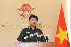 Thượng tướng Võ Văn Tuấn, Phó Tổng Tham mưu trưởng Quân đội nhân dân Việt Nam chủ trì buổi họp báo. (Ảnh: TTXVN)