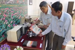 Hiện vật do các Hội nhà báo và cá nhân trao cho Ban tổ chức. (Ảnh: Văn Sơn/TTXVN)