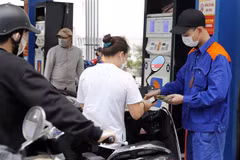 Mua bán xăng dầu tại một điểm kinh doanh xăng dầu trên địa bàn Hà Nội. (Ảnh: Trần Việt/TTXVN)