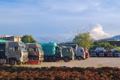 Nhiều phương tiện chở hàng bị mắc kẹt tại cửa khẩu Lào Cai. (Ảnh: Hương Thu/TTXVN)