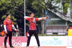 Cung thủ Nông Văn Linh (Việt Nam) thi đấu nội dung bắn cung 1 dây trong trận tranh huy chương Vàng với Indonesia. (Ảnh: Tuấn Đức/TTXVN)