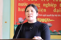 Bà Cao Thị Hòe phát biểu tại buổi đối thoại với học sinh nhà trường. (Ảnh: Thanh Thương/TTXVN)