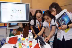 Các em học sinh cùng trải nghiệm công nghệ tại triển lãm. (Ảnh: Thu Hoài/TTXVN)