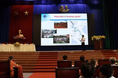 Phó giáo sư, tiến sỹ Văn Phạm Đăn Trí (Đại học Cần Thơ) trình bày tham luận tại hội thảo. (Ảnh: Bùi Giang/TTXVN)
