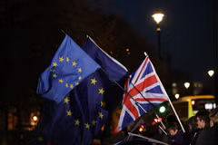 Quốc kỳ Anh (phải) và cờ EU bên ngoài Hạ viện Anh ở London ngày 12/12/2018. (Ảnh: THX/ TTXVN)