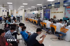 Người dân thực hiện các thủ tục hành chính thuận lợi tại Đồng Tháp. (Ảnh: TTXVN)