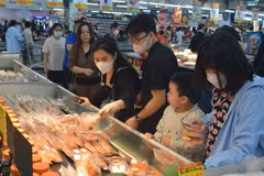 Người dân háo hức tham gia mua sắm tại sự kiện “Hà Nội đêm không ngủ-HaNoi Midnight Sale” 2023 ở BigC. (Ảnh: Phương Anh/TTXVN)