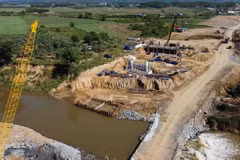 Tập đoàn Sơn Hải triển khai thi công một đoạn đường dài 23km, có tổng mức đầu tư là 2.300 tỷ đồng thuộc dự án đường cao tốc Vân Phong-Nha Trang. (Ảnh: Vũ Sinh/TTXVN)
