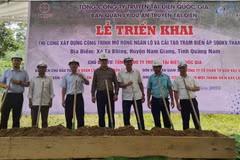 Các đại biểu thực hiện nghi thức triển khai thi công dự án. (Nguồn: Báo Công Thương)