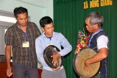 Nghệ nhân hướng dẫn học viên cách sử dụng cồng chiêng. (Ảnh: Nguyễn Thanh/TTXVN)