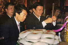 Thường trực Ban Bí thư Trương Tấn Sang dâng hương, tri ân công đức Tổ tiên tại Đền Hùng. (Ảnh: Trương Văn Quân/TTXVN)