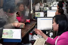 Bán vé tàu cho khách tại Ga Hà Nội. (Ảnh: Huy Hùng/TTXVN)
