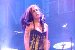 Amy Winehouse tại sân khấu Belgrade. (Ảnh: Internet)