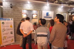Gian hàng của Khang Minh thu hút khách tham quan. (Ảnh: Thu Hằng/Vietnam+)