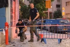 Lực lượng an ninh Israel điều tra tại hiện trường vụ nổ ở Tel Aviv ngày 19/7/2024. (Ảnh: Getty Images/TTXVN)