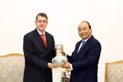 Thủ tướng Nguyễn Xuân Phúc tiếp Đại sứ Cộng hoà Áo Thomas Schuller đến chào xã giao nhân dịp sang nhận nhiệm kỳ công tác tại Việt Nam. (Ảnh: Thống Nhất/TTXVN)