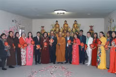 Đại sứ Thái Xuân Dũng cùng lãnh đạo cộng đồng đến chùa Vĩnh Nghiêm tại Trung tâm thương mại Sapa để cầu chúc cho cộng đồng có một năm mới bình an, làn ăn thuận lợi. (Ảnh: Việt Dũng/TTXVN)