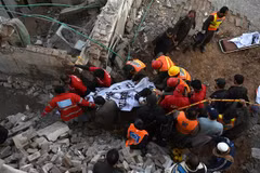 Nhân viên cứu hộ chuyển nạn nhân thiệt mạng trong vụ đánh bom ở thành phố Peshawar, Pakistan, ngày 30/1/2023. (Ảnh: AFP/TTXVN)