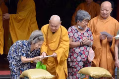Hòa thượng Thích Thiện Nhơn (thứ 2 từ trái sang), Chủ tịch Hội đồng Trị sự Giáo hội Phật giáo Việt Nam và Hòa thượng Thích Lệ Trang (ngoài cùng bên phải), Trưởng Ban Trị sự Giáo hội Phật giáo Việt Nam Thành phố Hồ Chí Minh, tặng quà cho người dân nghèo tr