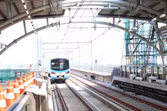 Tàu metro số 1 rời ga Bình Thái trong buổi chạy thử nghiệm. (Ảnh: Tiến Lực/TTXVN)