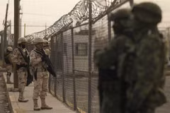 Binh sỹ Mexico gác bên ngoài nhà tù ở thành phố Ciudad Juarez sau khi xảy ra vụ tấn công ngày 1/1. (Ảnh: AFP/ TTXVN)