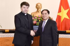Thứ trưởng thường trực Bộ Ngoại giao Bùi Thanh Sơn tiếp Tổng giám mục Marek Zalewski. (Ảnh: TTXVN phát)