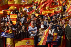 Hàng chục nghìn người tuần hành phản đối ly khai ở Catalonia 