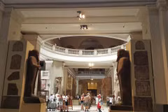 Du khách quốc tế đến thăm bảo tàng ở thủ đô Cairo của Ai Cập. (Ảnh: Anh Tuấn - TTXVN/Vietnam+)