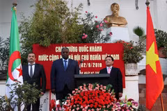 Hai vị Bộ trưởng Algeria và Đại sứ Phạm Quốc Trụ thực hiện nghi thức chào cờ tại Lễ kỷ niệm 74 năm Cách mạng Tháng Tám và Quốc khánh Việt Nam tại Algeria. (Nguồn: Tấn Đạt - TTXVN/Vietnam+).