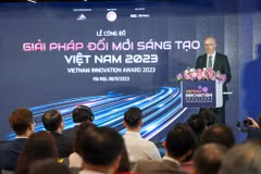 Ông Simon Milner - Phó Giám đốc Chính sách Công tại Châu Á - Thái Bình Dương của Meta phát biểu tại sự kiện. (Ảnh: Minh Sơn/Vietnam+)
