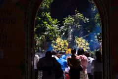 Trong ngày rằm tháng Bảy, từ sáng sớm tại chùa Quán Sứ (Hà Nội) rất đông người dân đã đến dâng hương để cầu cầu bình an, hạnh phúc. (Ảnh: Minh Sơn/Vietnam+)