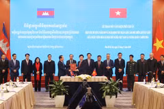Phó Thủ tướng, Bộ trưởng Bộ Ngoại giao Phạm Bình Minh trao văn kiện phê chuẩn Hiệp ước bổ sung năm 2019 và Nghị định thư phân giới cắm mốc biên giới đất liền giữa Việt Nam và Campuchia cho Đại sứ Campuchia tại Việt Nam Chay Navuth. (Ảnh: Lâm Khánh/TTXVN)