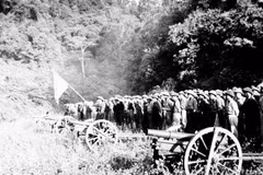 Các đơn vị tham gia Chiến dịch biên giới 1950 làm lễ xuất phát, lên đường ra mặt trận. (Nguồn: TTXVN) 