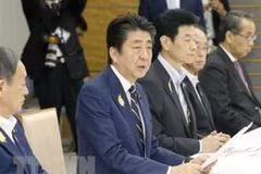 Thủ tướng Nhật Bản Shinzo Abe (thứ 2, trái) tại phiên họp nội các ở Tokyo ngày 4/7. (Ảnh: Kyodo/TTXVN) 