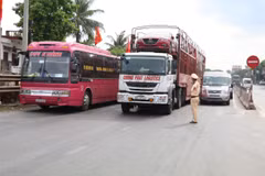 Lực lượng Cảnh sát giao thông điều tiết tại nút giao ngã 3 Chợ Chiều, thành phố Tam Điệp, tinh Ninh Bình. (Ảnh: Đức Phương/TTXVN)