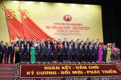 Ban Chấp hành Đảng bộ tỉnh Điện Biên khóa XIV, nhiệm kỳ 2020-2025 ra mắt tại Đại hội. (Ảnh: Xuân Tiến/TTXVN)