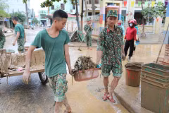 Chiến sỹ Trung đoàn 1, Sư đoàn 324, Quân khu 4 dọn dẹp bùn đất, đường xá...tại huyện Lệ Thủy. (Ảnh: Danh Lam/TTXVN)