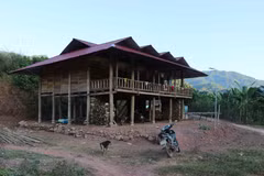 Một ngôi nhà sàn vừa mới được xây dựng tại bản Lả Chà. (Ảnh: Xuân Tiến/TXVN)