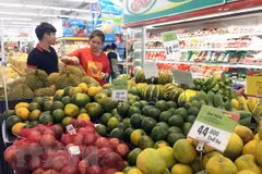 Mua sắm hàng hóa tại siêu thị Big C Long Biên (Hà Nội). (Ảnh: Trần Việt/TTXVN) 