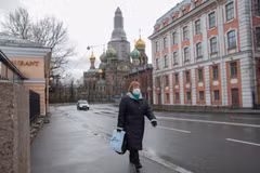 Người dân đeo khẩu trang phòng dịch COVID-19 tại St. Petersburg, Nga ngày 2/4/2020. (Ảnh: THX/TTXVN)