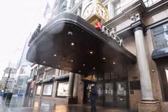 Cửa hàng tại New York, Mỹ, đóng cửa ngày 23/3/2020, trong bối cảnh dịch COVID-19 lan rộng. (Ảnh: THX/TTXVN)