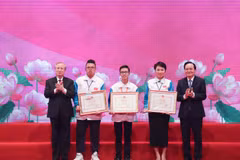 Ông Trần Quốc Vượng, Ủy viên Bộ Chính trị, Thường trực Ban Bí thư cùng Bộ trưởng Bộ Giáo dục và Đào tạo Phùng Xuân Nhạ trao giải Nhất cuộc thi Tuổi trẻ học tập và làm theo tư tưởng, đạo đức, phong cách Hồ Chí Minh năm 2020. (Ảnh: Thanh Tùng/TTXVN)