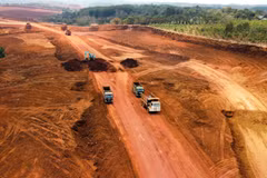 Khai thác bauxite tại Đắk Nông, tỉnh hiện có khoảng 4,5 tỷ tấn quặng nguyên khai, chiếm 60% trữ lượng bô xít cả nước. (Ảnh: Minh Hưng/Vietnam+)