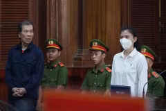 Hai bị cáo Trần Văn Sỹ (trái) và bị cáo Đặng Thị Hàn Ni (phải) đứng nghe tuyên án. (Ảnh: Hồng Giang/TTXVN)