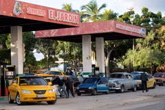 Người dân chờ đổ xăng cho các phương tiện tại trạm xăng ở La Habana, Cuba, ngày 31/1/2024. Ảnh: AFP/TTXVN